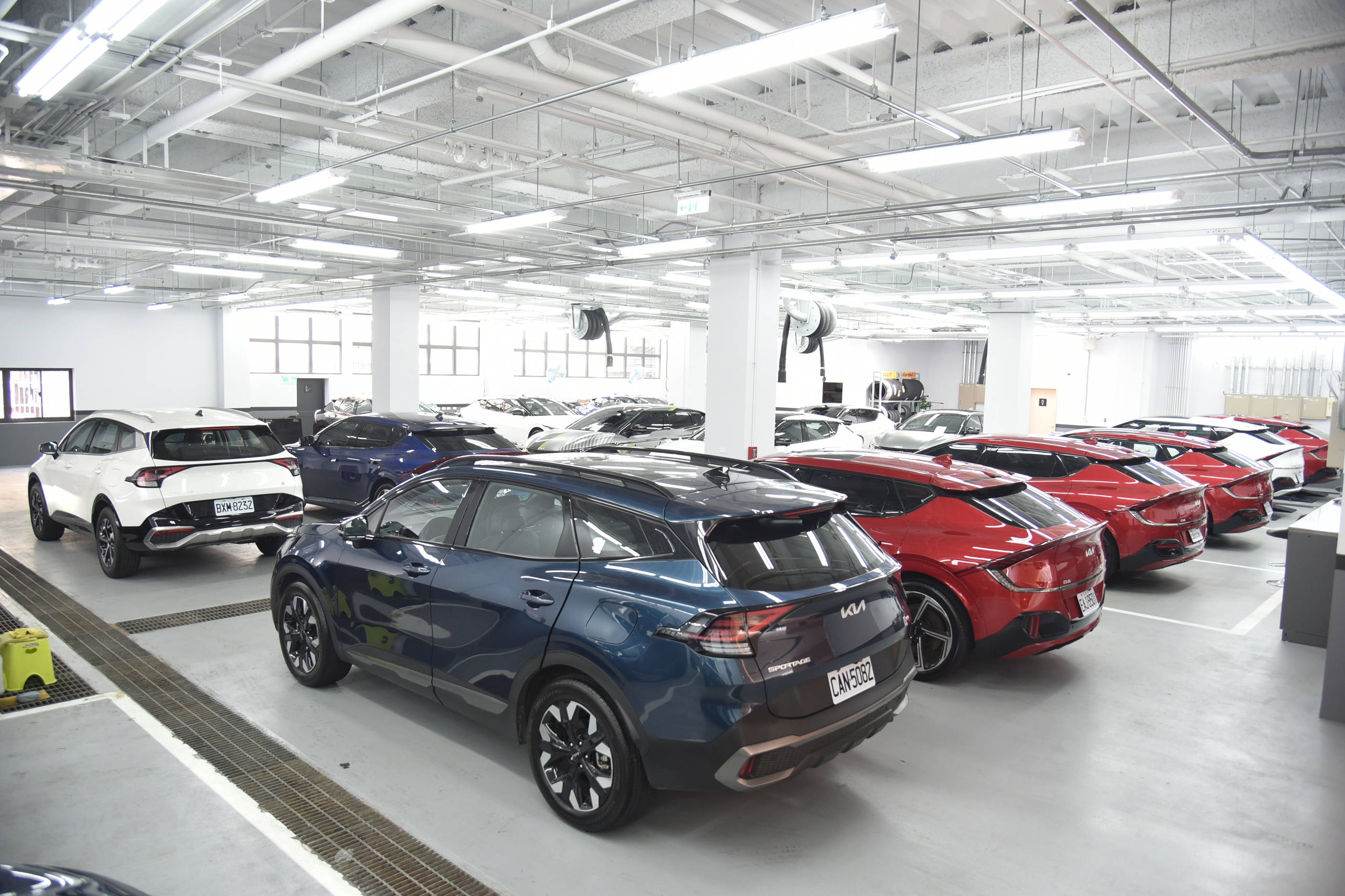 3. 現場將展出逾40台原廠主管配車、公務車與試乘車，皆為低里程、低車齡且經嚴格篩選之精選車款，以更輕鬆的方式入主心儀Kia車款。